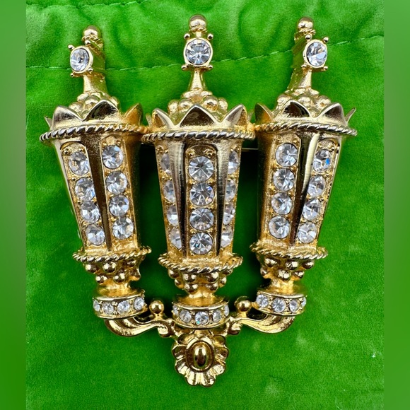 Vintage KENNETH JAY LANE ⭐️ Gold-Plated Lantern Brooch with Rhinestones - Picture 4 of 5